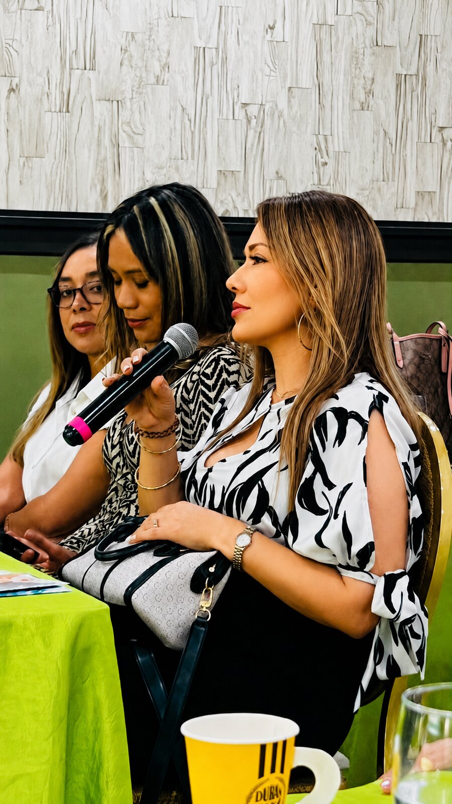 La Dra. Yesica Valdés durante una charla