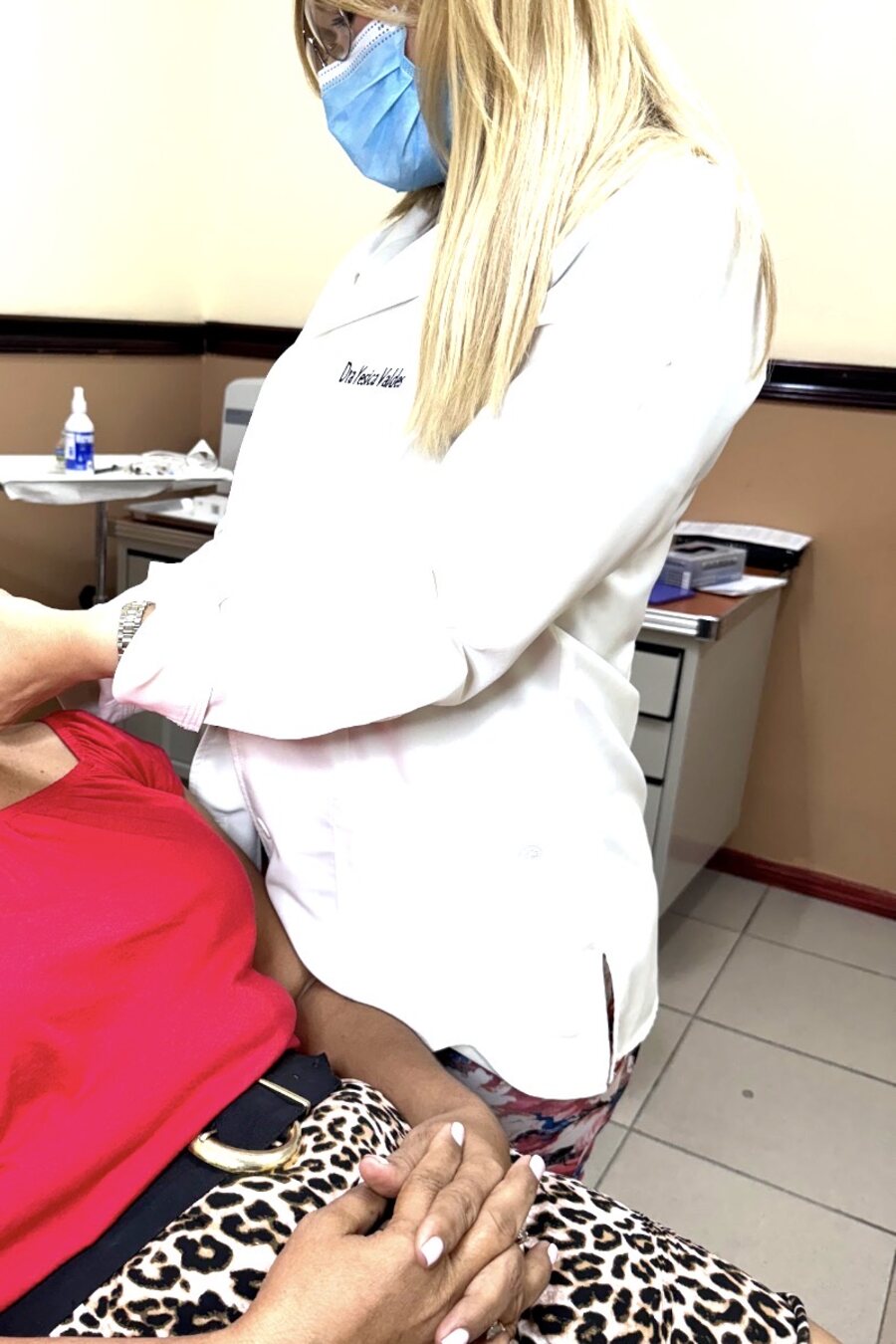 La Dra. Yesica Valdés atendiendo en consulta